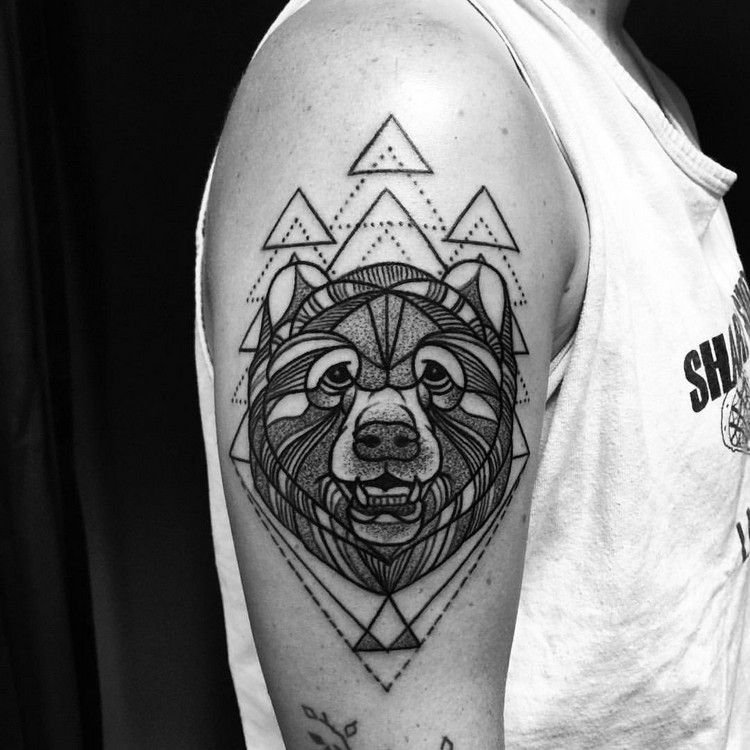 björn tatuering man geometrisk prick överarm