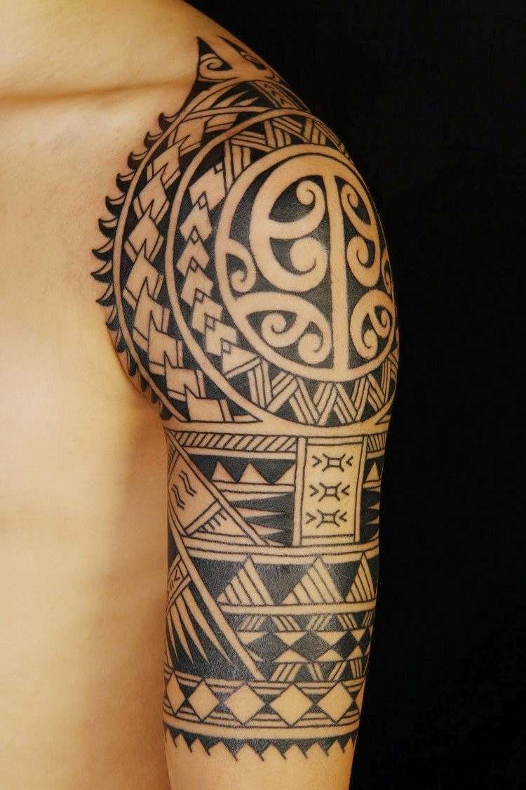 polynesisk maori tatuering stammotiv överarm