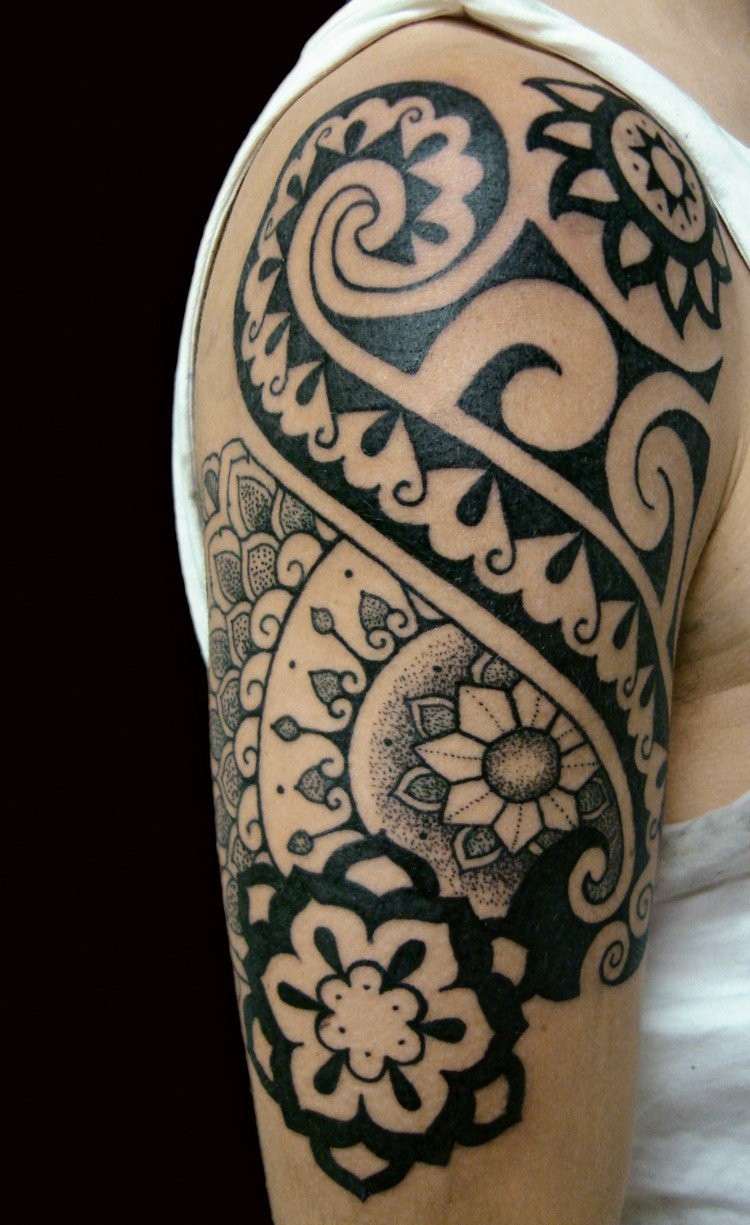 polynesiska tatueringar män överarmsmotiv blommor