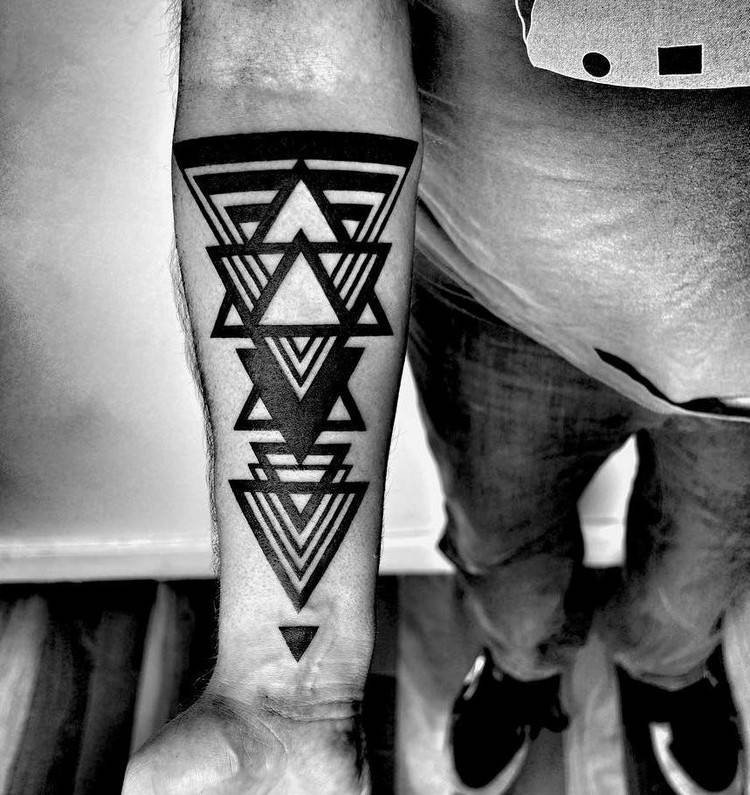 blackwork tatuering män underarm geometri trianglar