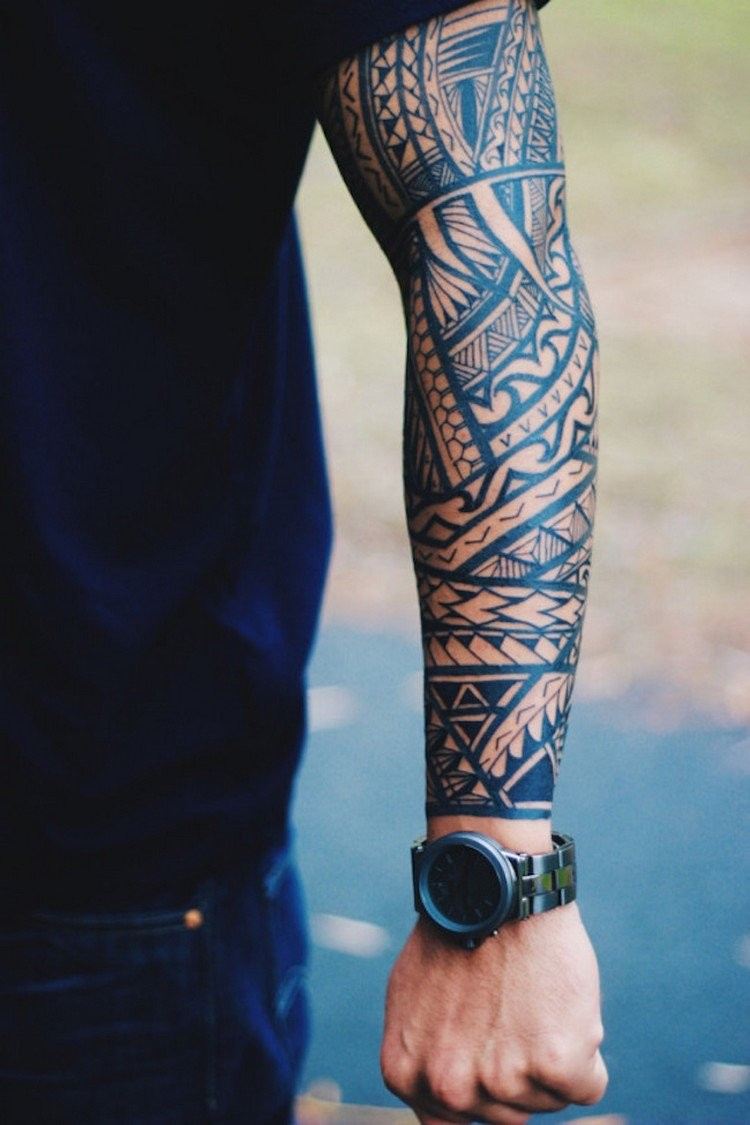 män tatueringar stammar polynesiska motiv