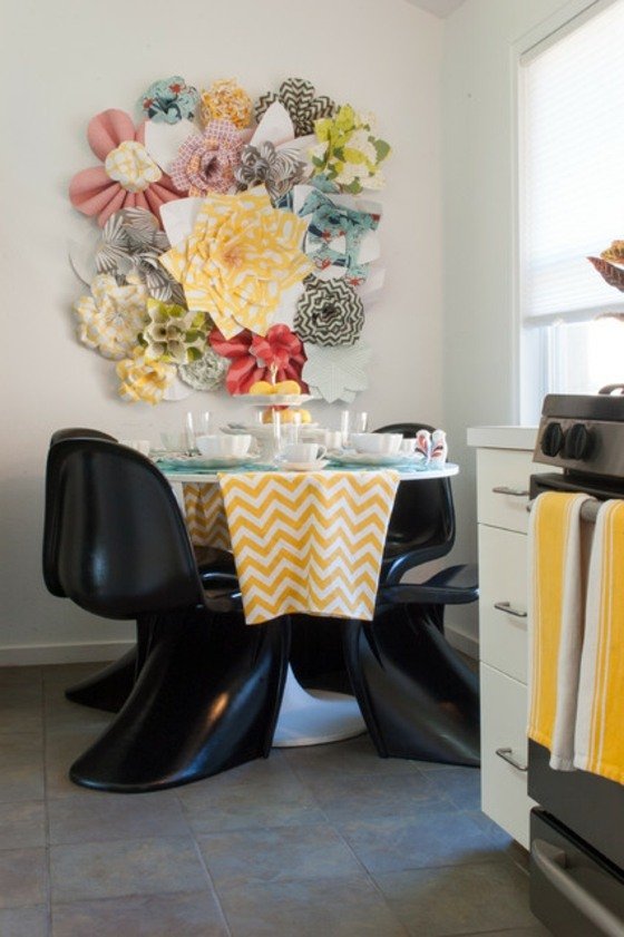 Textil-blommor-som-vägg-dekoration-i-köket