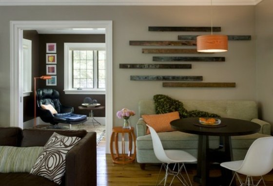 Trä-rektangulära-långsträckta-bitar-vägg-dekoration-i-vardagsrummet