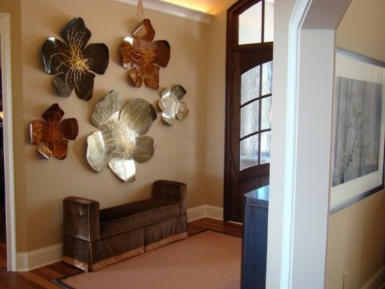 Entré-dörr-hall-med-vägg-dekoration-blommönster