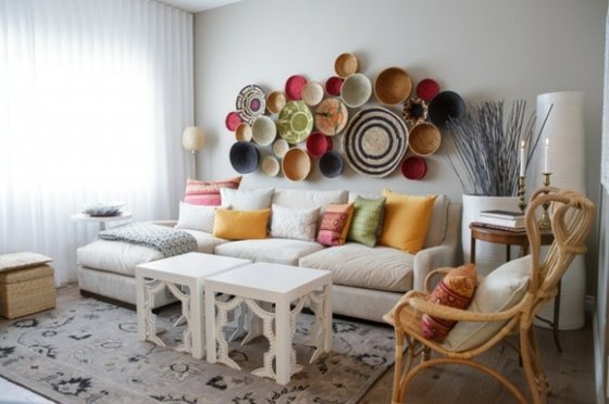 Vardagsrum-med-konst-dekoration-tallrikar-och-skålar-av-trä