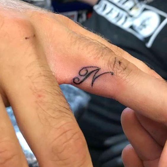 N -kirjaimen sormen tatuointi