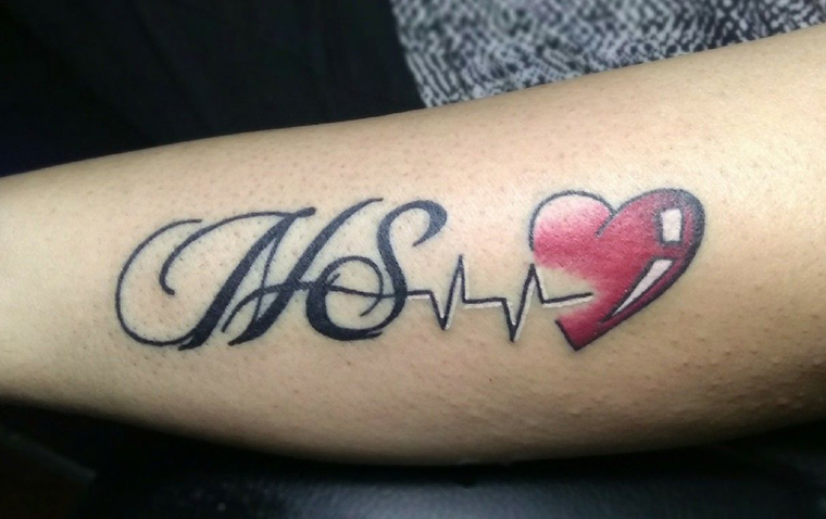 Kaksi kirjainta tatuointi sydämellä ja sydämenlyönnillä