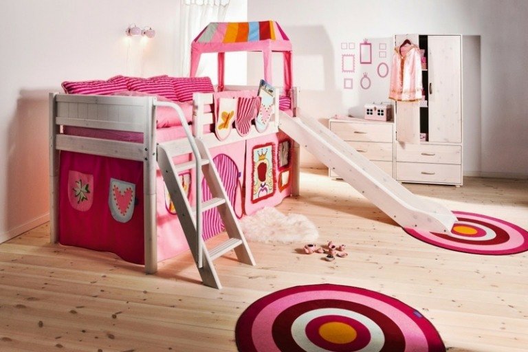äventyrssäng barn leker möbler rosa glidrep stege garderob vit