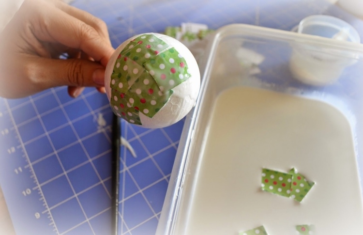 Juldekorationer-gör-det-själv-juldekorationer-frigolit-bollar-bitar av papper-lim-tinker