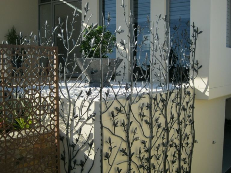 Sekretessskärm i trädgården metall design kvistar romantiska blad