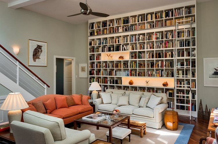 Bokvägg-vardagsrum-belyst-hyllstege Dekoration med böcker