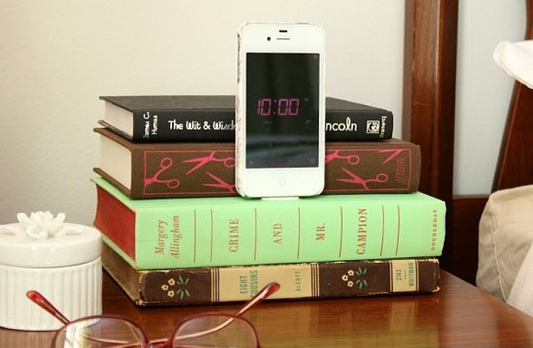 DIY-projekt-gammal-bok-iphone-laddstation Dekoration med böcker