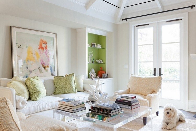 modernt vardagsrum-i-vitt-grönt-akryl-soffbord-stapel-böcker