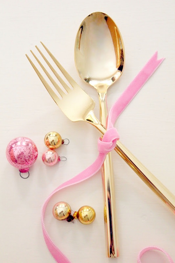 gyllene-bestick-bröllop-idéer-rosa-färg