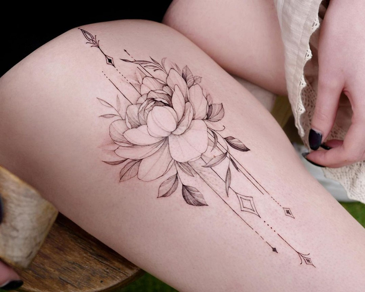 Lotus -kukkien reiden tatuoinnit naisille