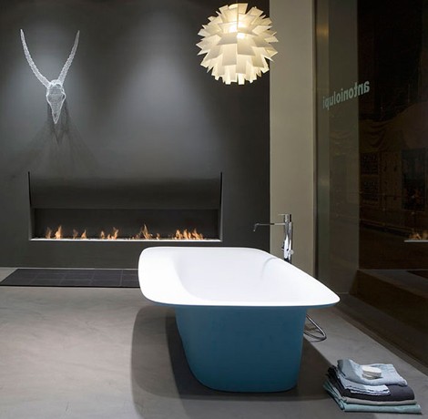 blå badkar med modern design Sartoriale Antonio Lupi