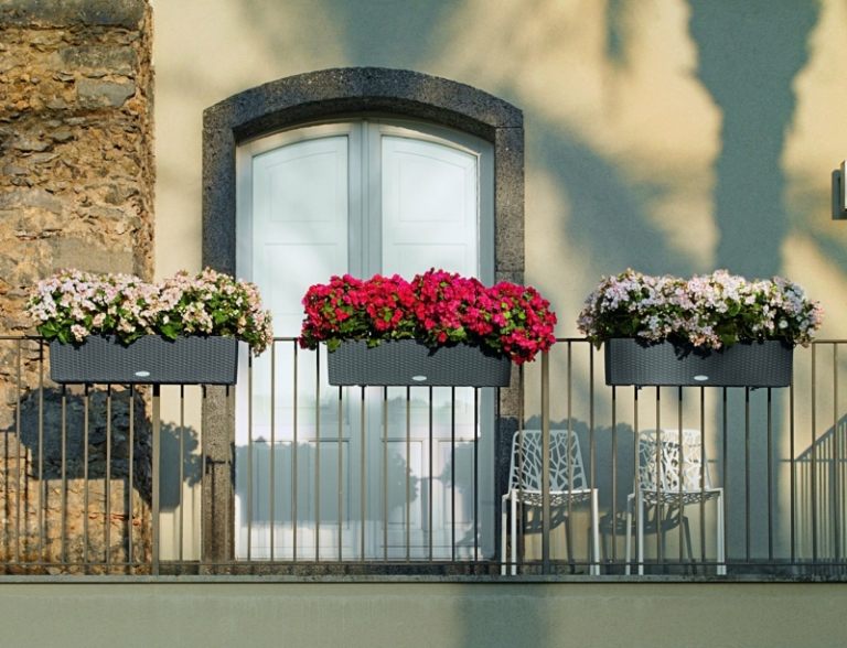 balkong idéer blomlådor rotting ledstång stål stenvägg