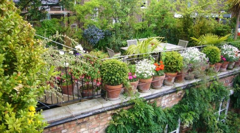 balkong idéer takterrass blomkrukor balustrade svart metall