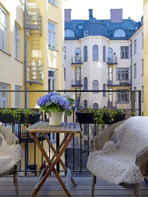 Små balkongmöbler blomlådor