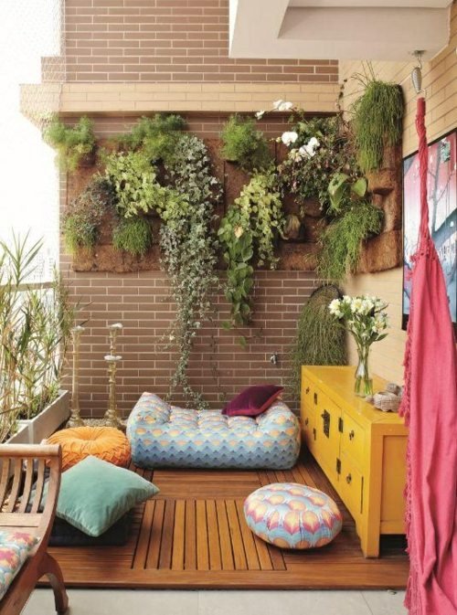 kreativ design balkong natursten vägghängande blomlådor