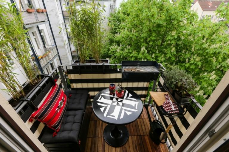 balkongidéer modern inredning svart beige blomlådor sekretessskärm bambu