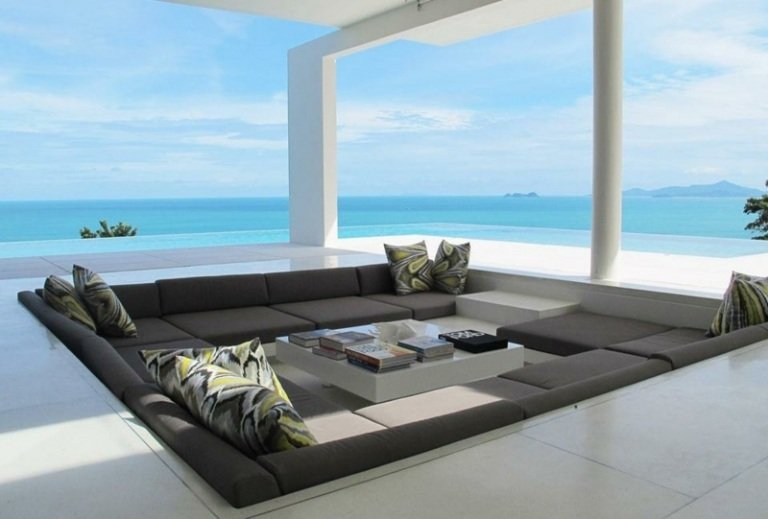 lounge möbler kvadratisk form vardagsrum grå sittplats kudde havsutsikt