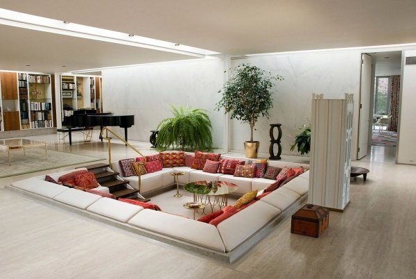 Lounge-soffa i läder orientalisk mitt i den hus-moderna designen