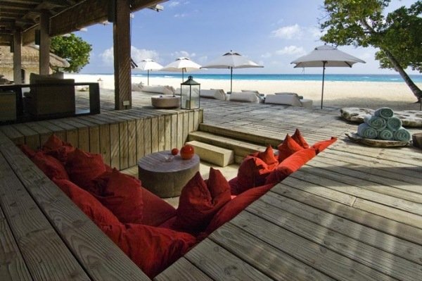 Röd lounge sittgrupp låg i golvet liggande på stranden