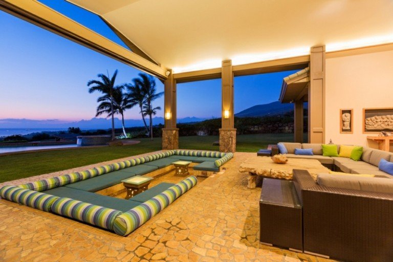 lounge möbler terrass idé blå sittkuddar inbäddade ränder grönt