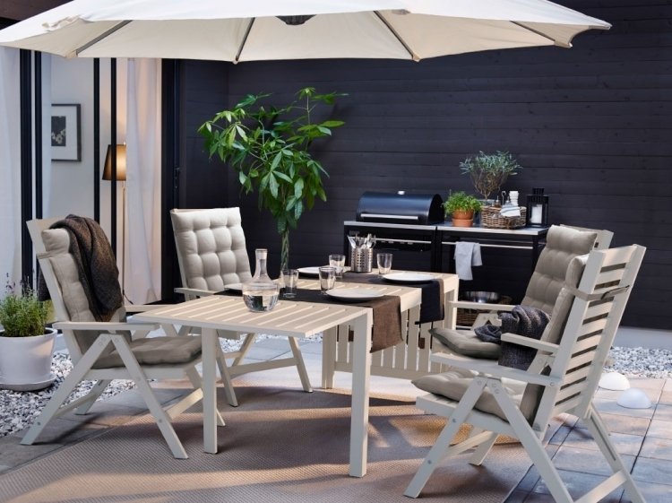trädgårdsmöbler-idéer-ikea-vitt-trä-bord-hopfällbara-stolar-parasoll