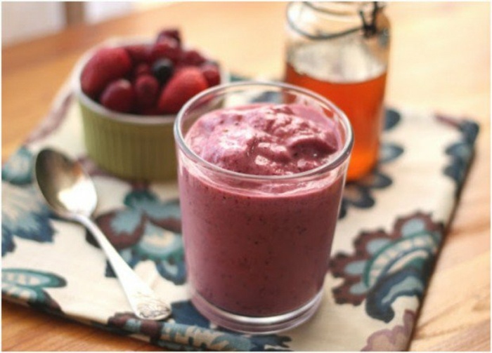Mandel- och röda bärsmoothie