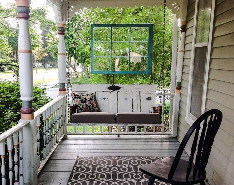 veranda-sväng-gamla-dörrar-mjuka sittdynor
