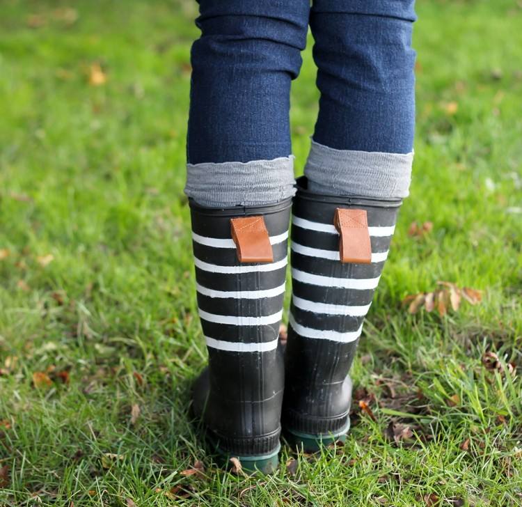 örter-bastelidden-barn-gummistövlar-diy-svart-vita-ränder-läder-mamma-dotter