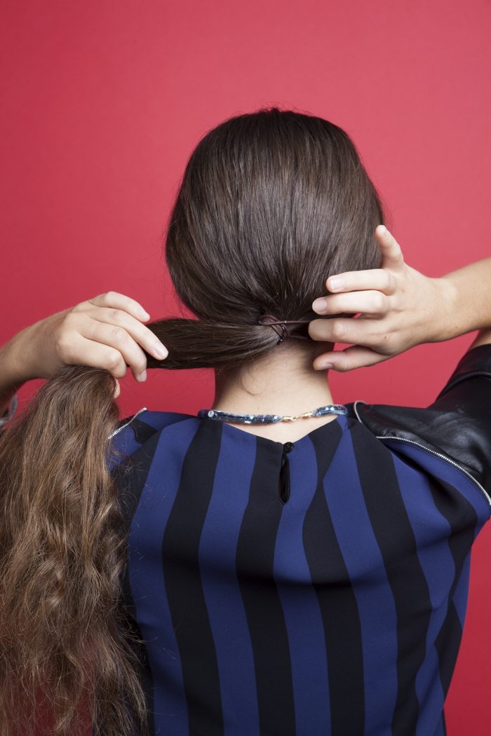 hästsvans-frisyr-instruktioner-vildare-look-med-hår-tie-fix