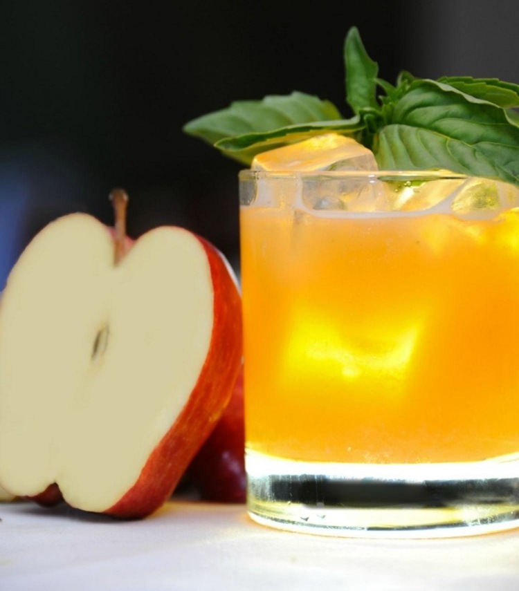 detox cocktailrecept äpple-fläderblomsirap-basilika
