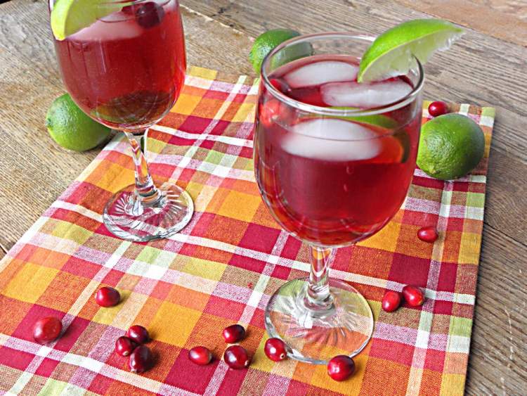 alkoholfri-cocktail-tranbärsjuice-lime-soda-vatten-glass