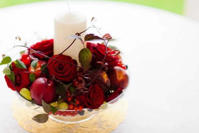Blommor och frukter bordsdekorationer julljus röda rosor äpplen bär