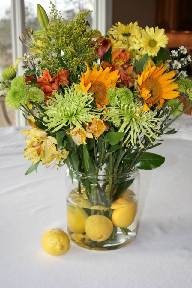blomsterarrangemang sommar citronglas vas