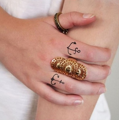 άγκυρα τατουάζ δάχτυλο