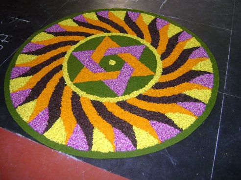 Ελκυστικά σχέδια λουλουδιών Rangoli