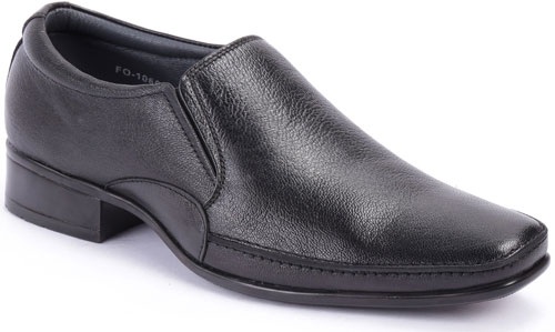 Το απλό μαύρο επίσημο δερμάτινο ανδρικό παπούτσι