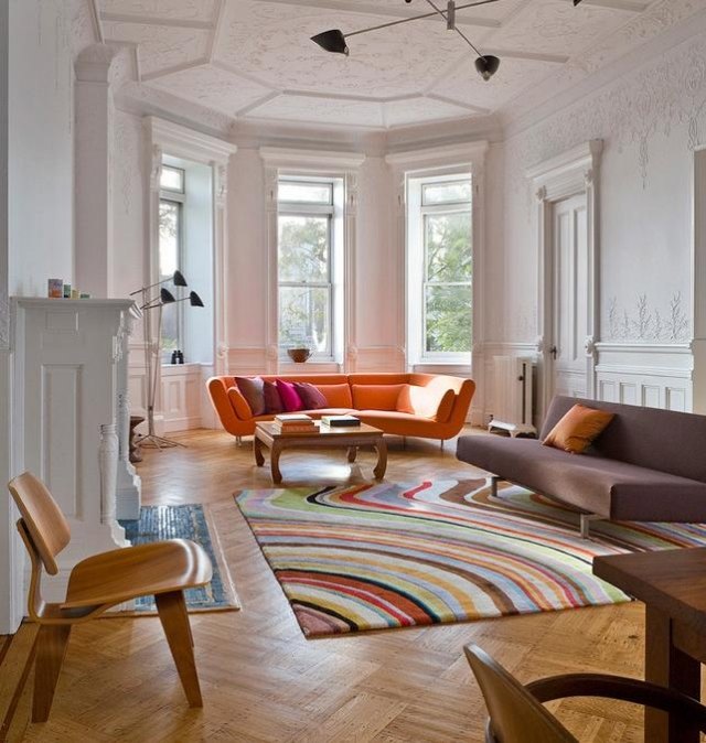 vardagsrum neoklassisk modern färgglad matta mönster orange soffa