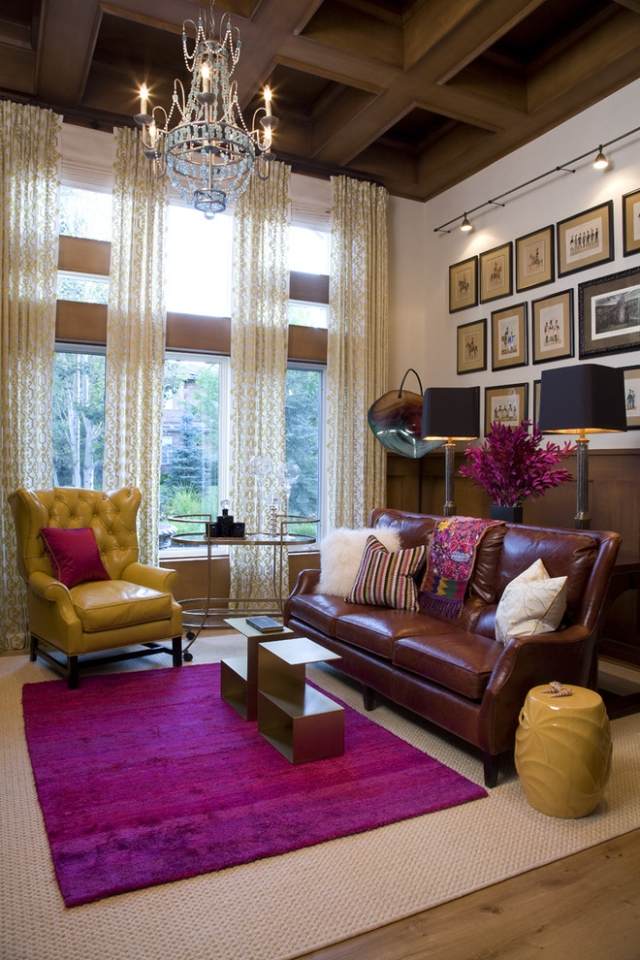 matta vardagsrum ljus violett klassiska möbler gul