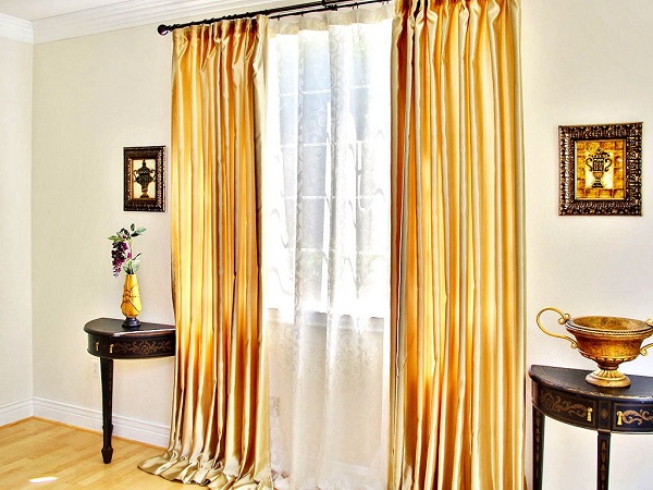 Ιδέες για σαλόνι με χρυσές κουρτίνες