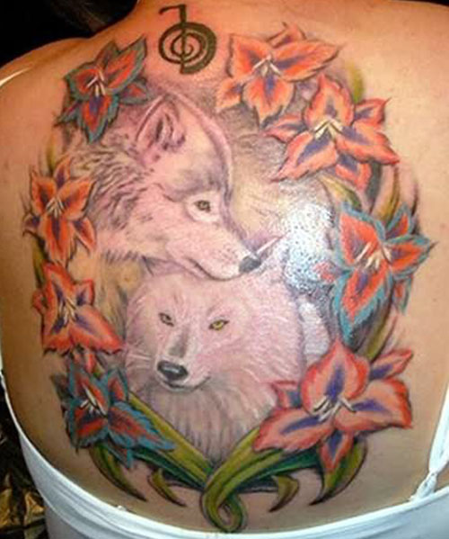 Suden tatuointi selässä