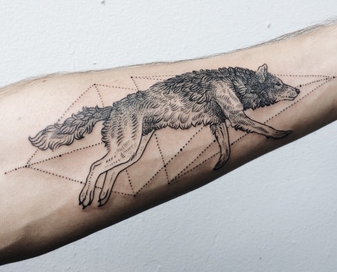 Γεωμετρικό σχέδιο τατουάζ Wolf