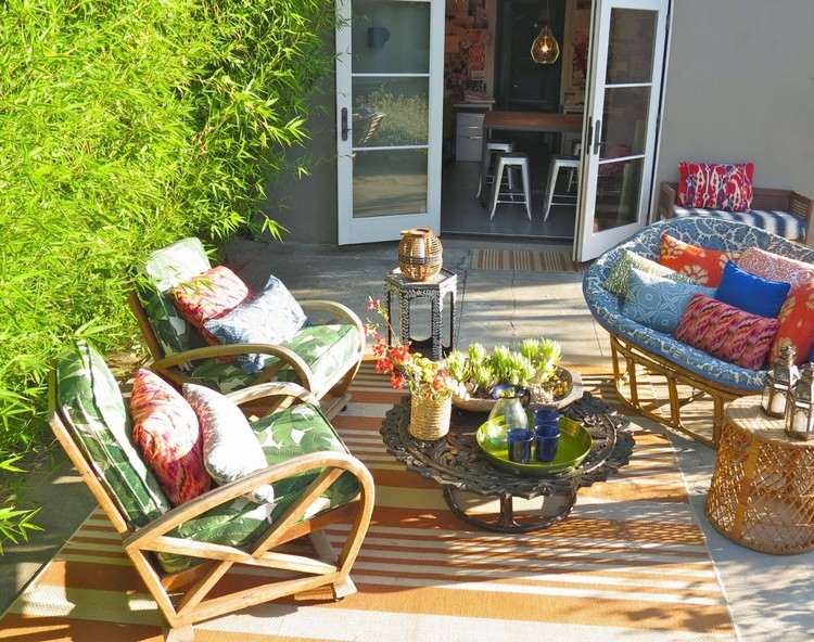 Trädgårdsterrass i bohemisk stil rund-metall-soffbord-randig-utomhus-matta-trämöbler