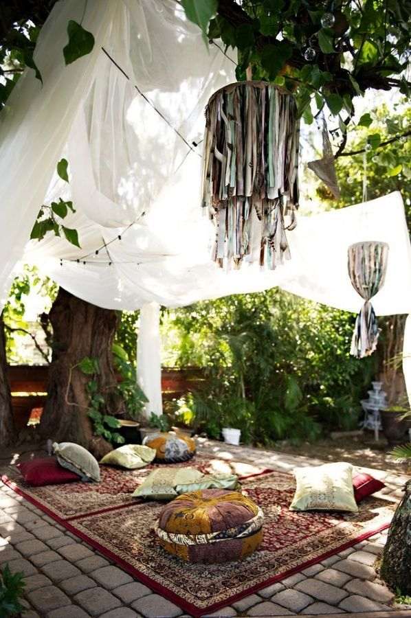 trädgård uteplats mattor i bohemisk stil golvkuddar rena gardiner
