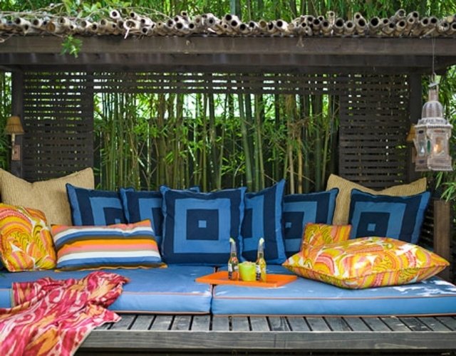 trädgårdsterrass bohemisk stil kudde bambu sekretess skärm