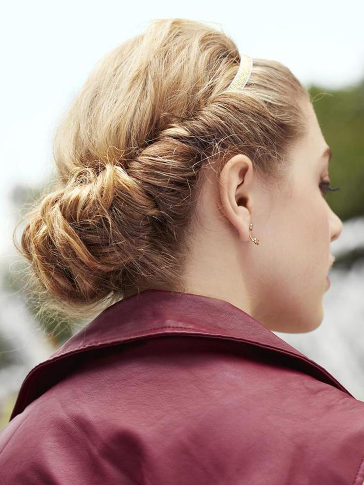 Tonårig flicka chignon hårband omsluter trådar